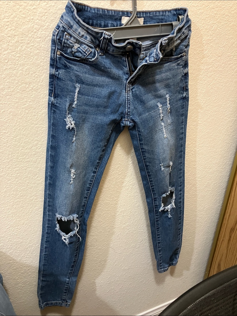 Forever 21 Distressed Dark Blue Women’s Skinny Jeans